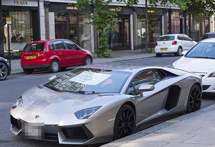 خليجي يعرض سيارته ال "لامبورغيني" للبيع للعرب فقط